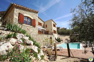 Gîte pour 8 personnes, avec jacuzzi et piscine ainsi que jardin et terrasse, animaux acceptés à Plaisians