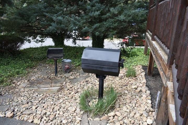 Log cabin for 11 people, with hot tub and pool as well as balcony in Pigeon Forge