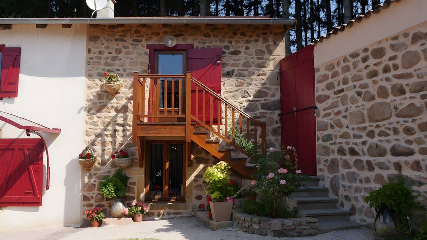 Chambre d’hôtes 'Chambre Le Rouet' avec vue sur la montagne, jardin partagé et Wi-Fi in Thizy-les-Bourgs, Région de Villefranche-sur-Saône