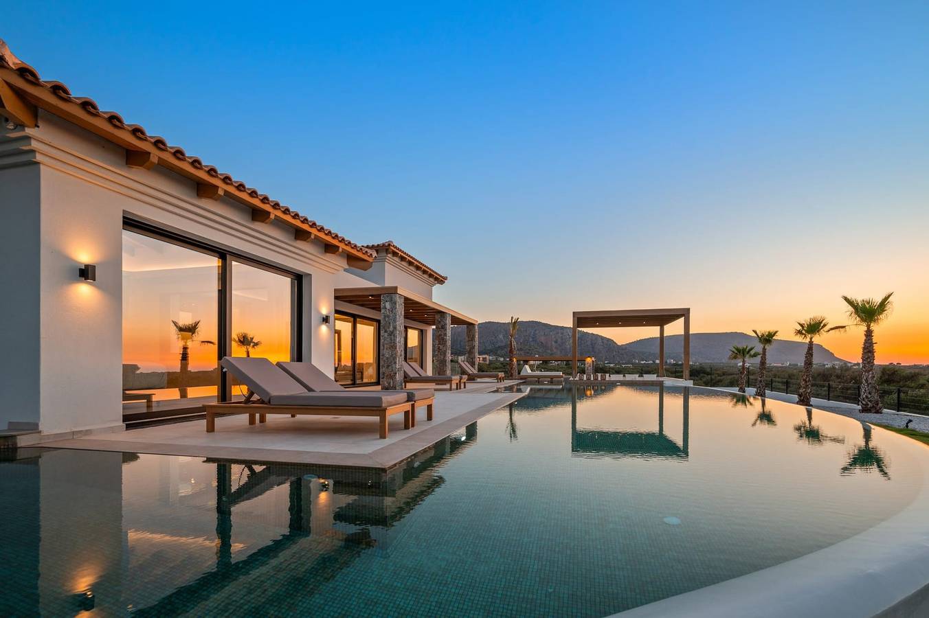 Dazzling Hersonisos Villa | Villa Irida | 4 Bedrooms in Iraklio-Heraklion en omgeving