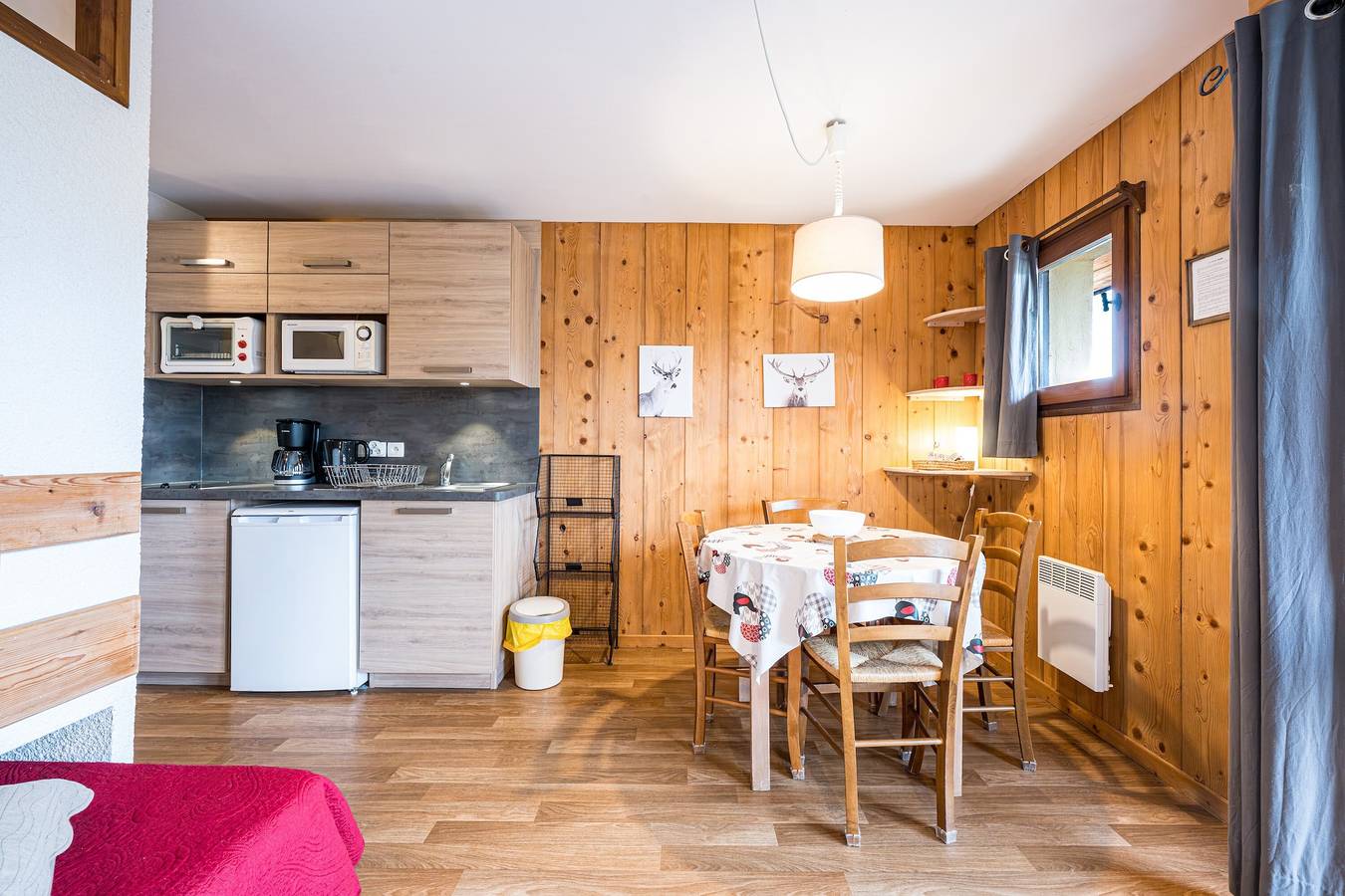 Entire studio, Studio Apartment '4 - La Bruyère' with Mountain View, Shared Garden and Wi-Fi in Cohennoz, Albertville region
