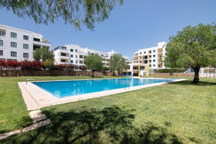 Apartamento para 4 personas, con jardín además de piscina para niños y balcón en Armação de Pera