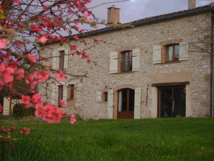 Chambres d'hôtes Acacia avec terrasse et jardin communs in Castelnau-de-Montmiral, Région d'Albi
