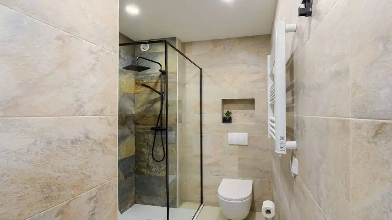Appartement ensoleillé avec parking et balcon, à 900 m des Plages du Soleil in Golfe-Juan, Vallauris