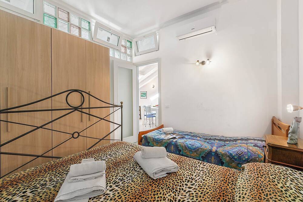 Entire apartment, Casa Elisa - Sea Front, Ceriale, Italy in Ceriale, Riviera di Ponente