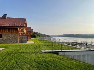 Cottage pour 6 personnes, avec vue et piscine ainsi que vue sur le lac et jardin dans Lac de Saint-Point