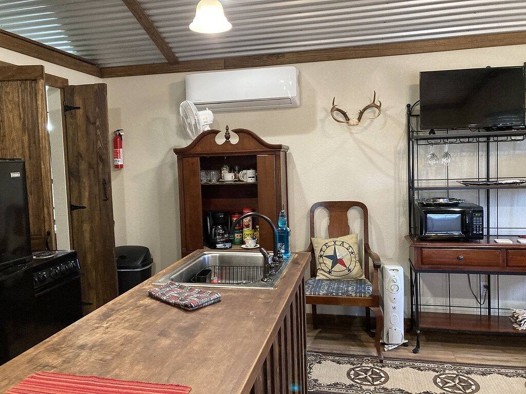 Star Gazing - Bon Fire Cabin in the Peaceful Country at Blue Eagle Retreat in McLennan County