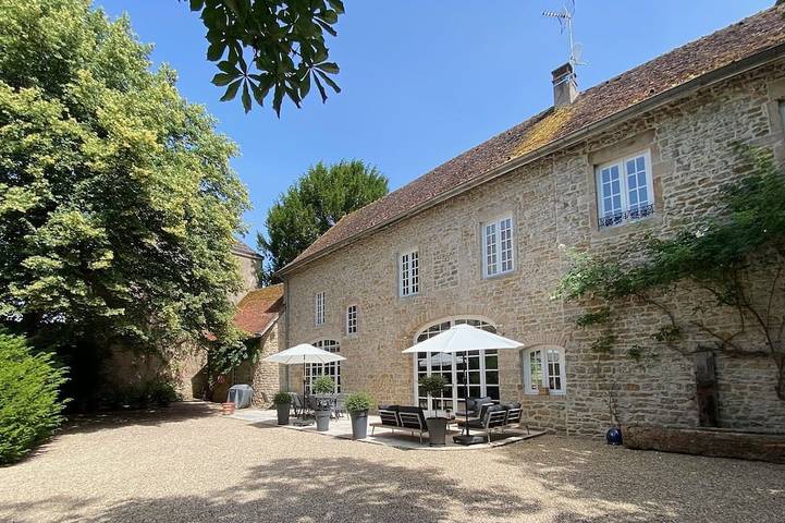 Location de vacances pour 12 personnes, avec jardin à Saint-Léger-sur-Dheune