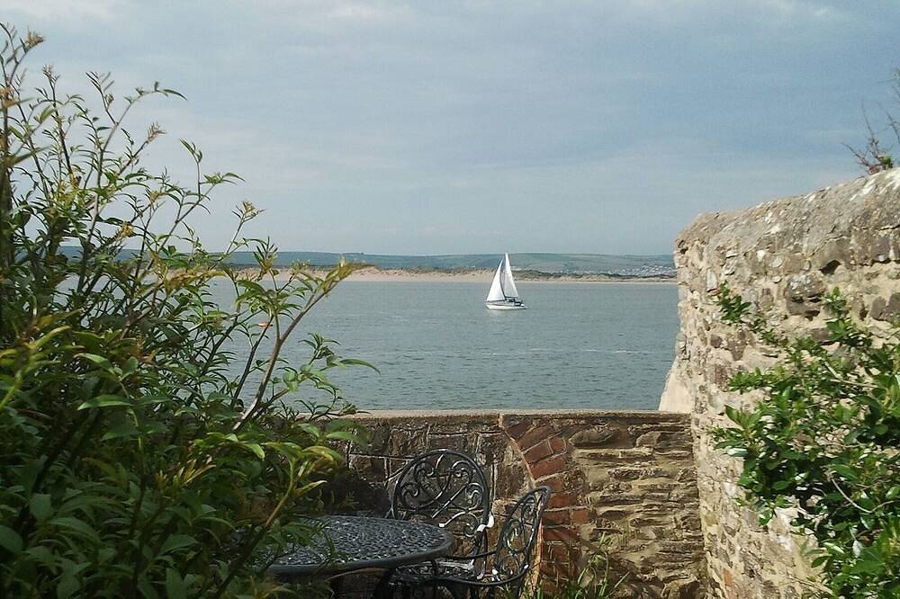 Cottage du 18ème siècle au bord de l'eau, vue panoramique sur la mer, jardin sur cour in Appledore, Devon