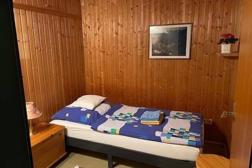 Ganze Wohnung, Große Ferienwohnung für 2 - 3 Personen, 80qm, 2 Schlafzimmer, überdachte Terrasse in Saaldorf-Surheim, Rupertiwinkel