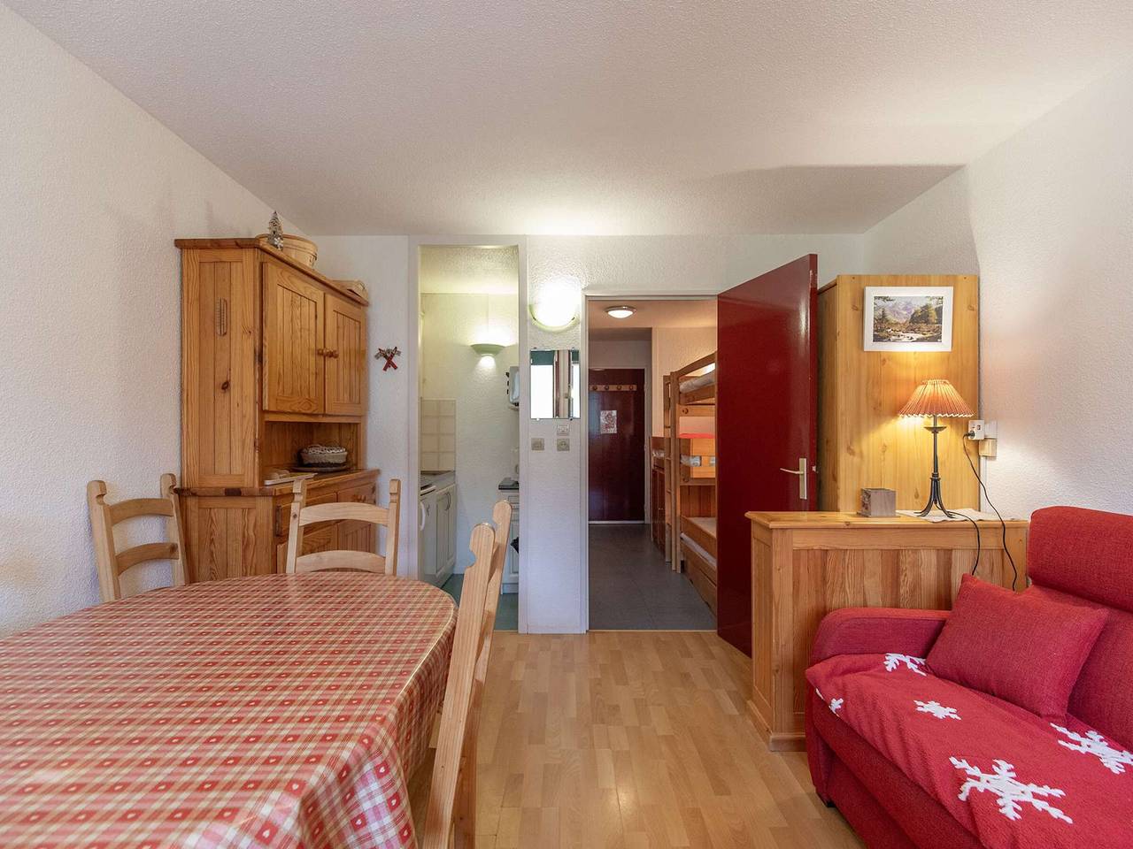 Entire apartment, Cozy Studio for 5 with South-Facing Balcony in La Mongie in La Mongie, Bagnères-de-Bigorre