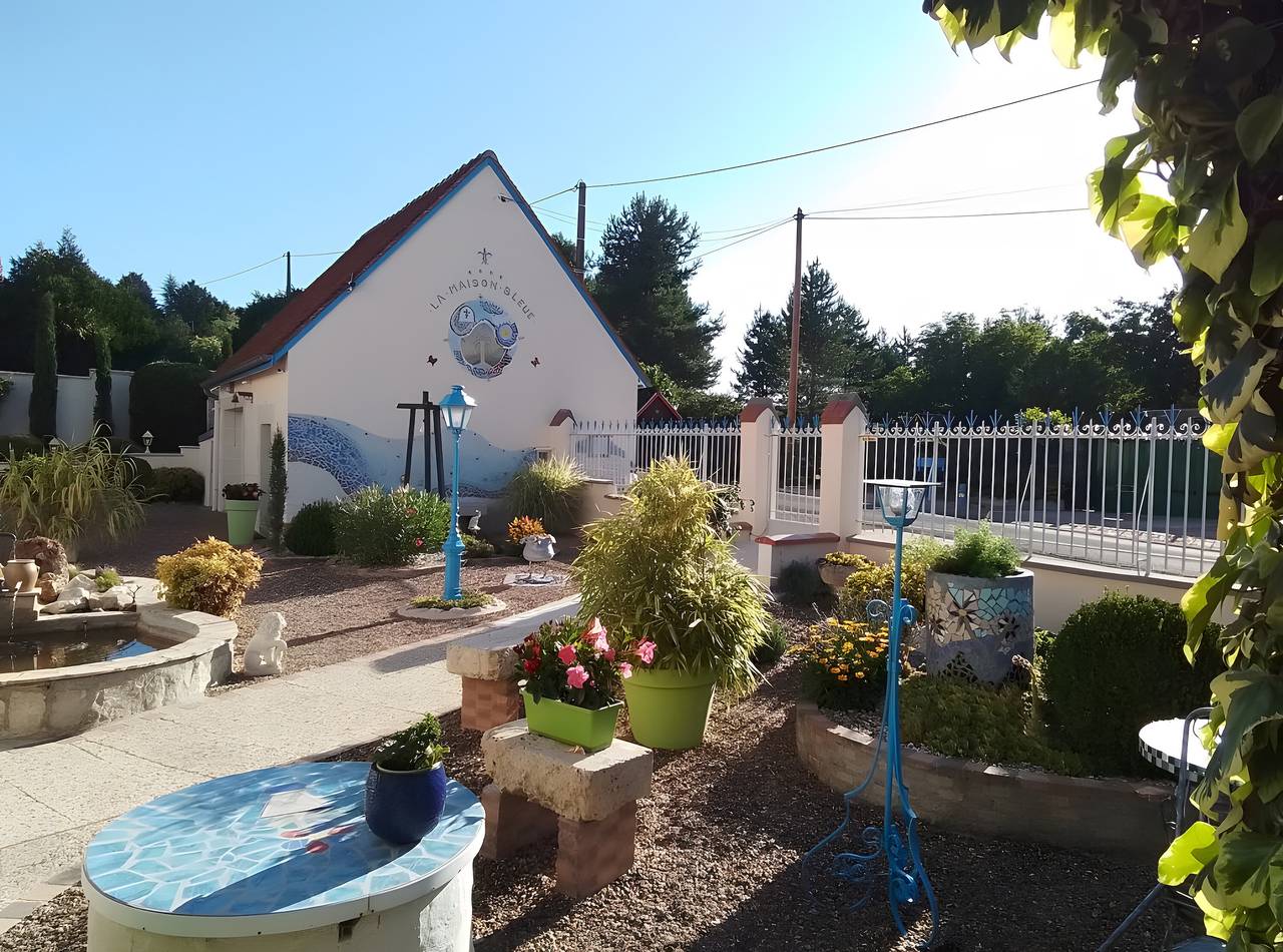 Holiday Home 'La Maison Bleue' with Private Terrace, Private Garden and Wi-Fi in Thésée, Romorantin-Lanthenay region