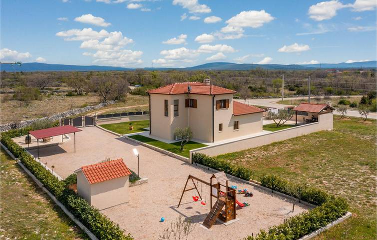 Schickes Apartment mit 2 Schlafzimmern, Pool, Terrasse und WLAN in der Nähe des Flusses Čikola in Dalmatinisches Zagora