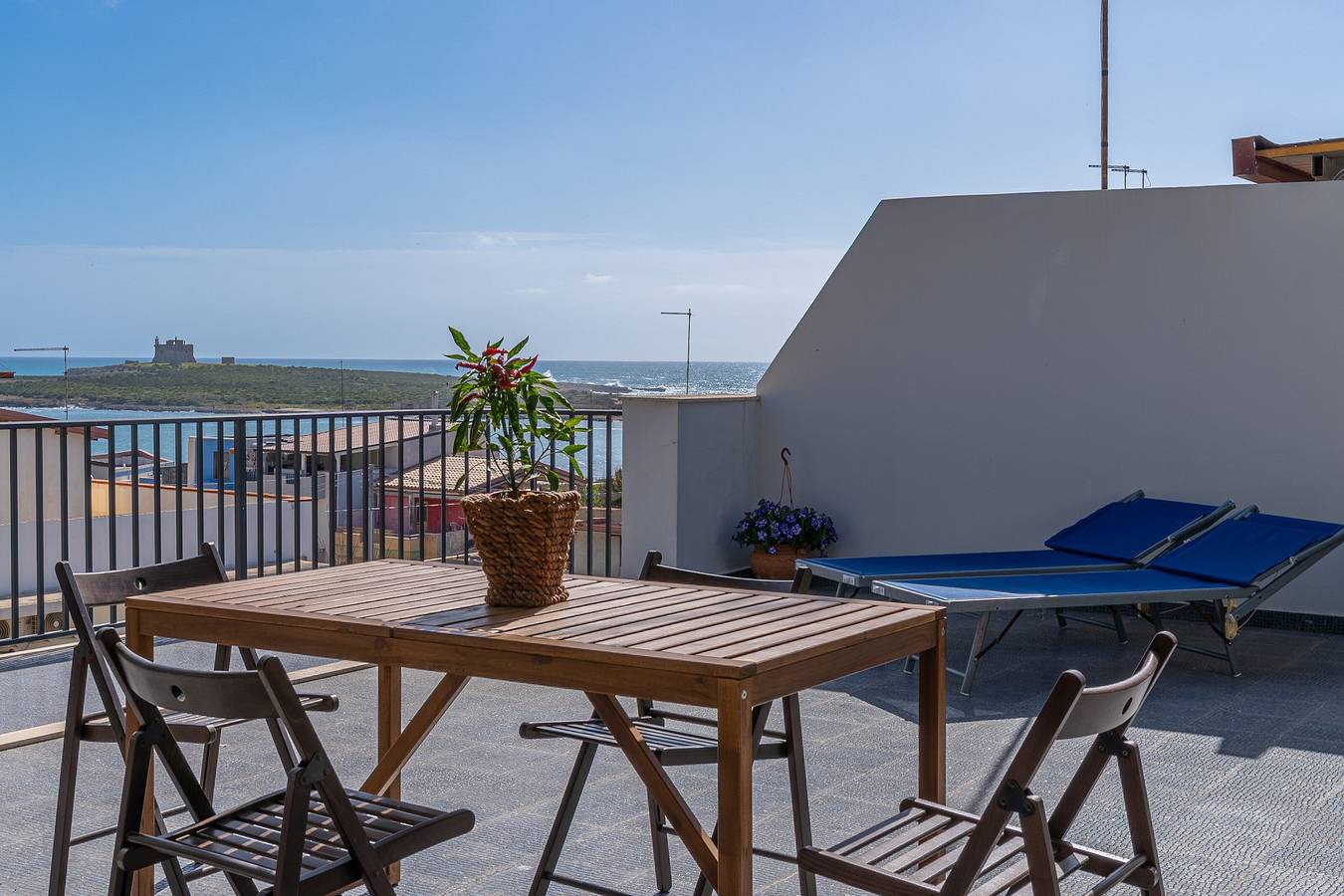Entire apartment, Apartment 'Plutone with Sea View Terrace', Wi-Fi and Air Conditioning in Capo Passero, Portopalo di Capo Passero