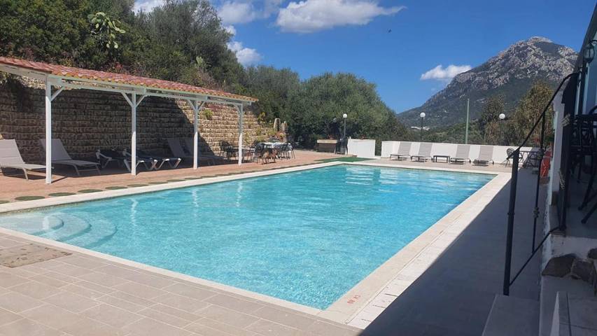 Hôtel pour 5 personnes, avec Balcon et Terrasse ainsi que Jardin et Piscine dans Onifai