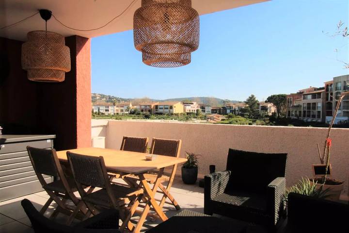 Appartement de vacances pour 4 personnes, avec piscine et terrasse