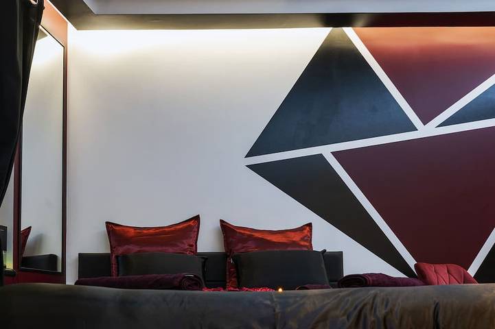 Apartamento entero, ✨Unique and romantic suite with private spa✨ in Voiron, Isère