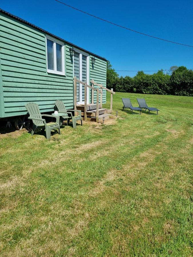 Location de vacances pour 2 personnes, avec terrasse ainsi que jardin et vue dans Plévin - 2