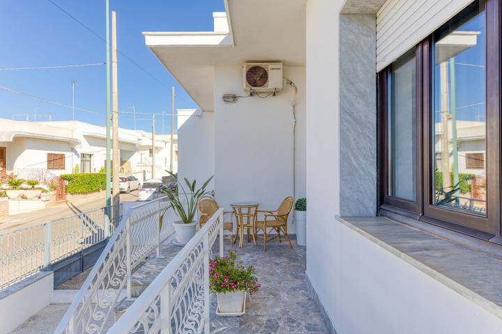 Apartamento entero, Apartamento 'Villetta Municipio - Salento' con terraza privada, Wi-Fi y aire acondicionado in Castrignano del Capo, Golfo de Tarento