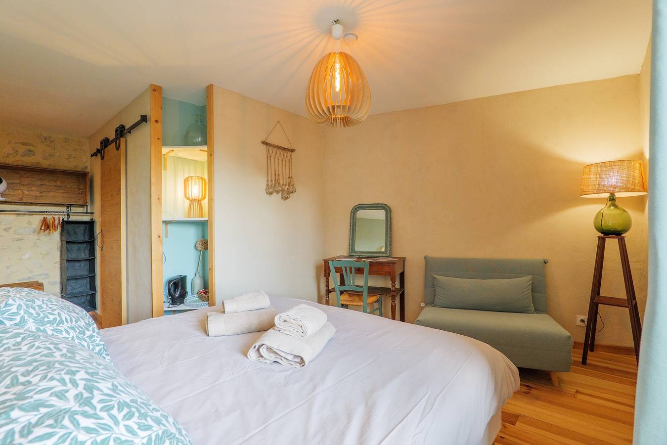 Gästezimmer „Côté Cour“ mit großem Gemeinschaftshof und Wlan in Saint-Remèze, Privas