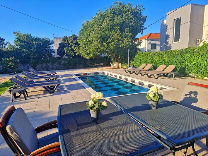 Dom dla 10 osób, z basen i balkon oraz ogród, Dla rodziny w Slatine