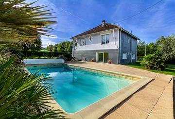 Gîte pour 6 personnes, avec piscine ainsi que jardin et terrasse à Pouzac
