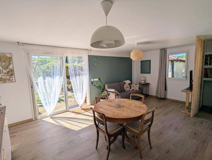 Location de vacances pour 6 personnes, avec vue ainsi que jardin et terrasse à Lesperon - 4