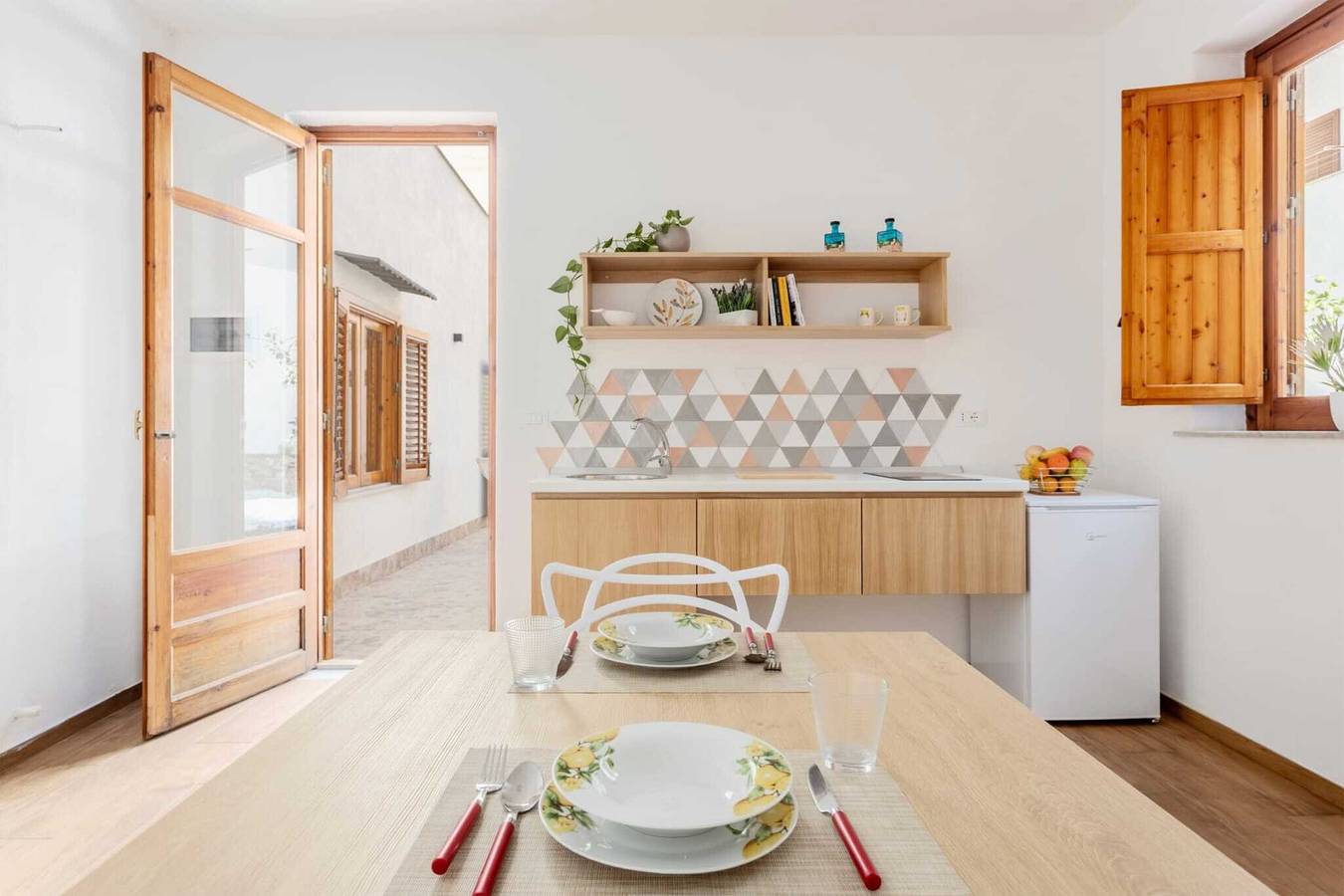 Apartamento entero, Apartamento 'Travel Rooms-Arenella Piano Terra 2' con vistas a la montaña y aire acondicionado in Palermo, Provincia de Palermo