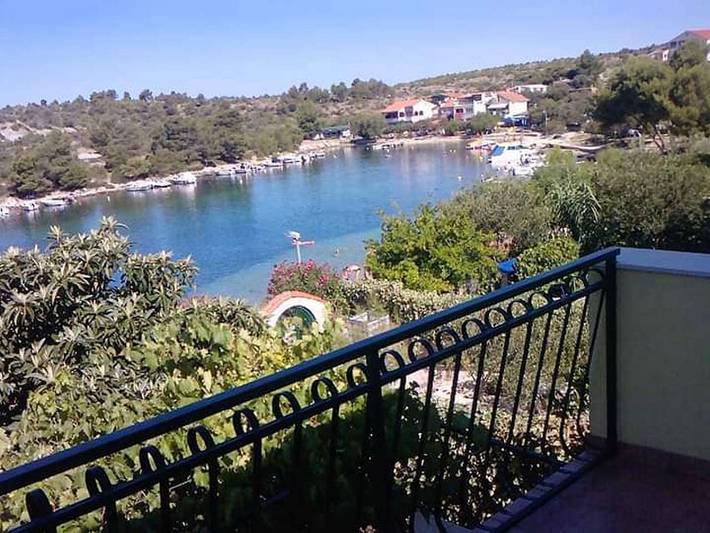 Ganze Wohnung, 2-Zimmer-Ferienwohnung am Strand Grebastica, Sibenik A-23496-a in Grebastica, Šibenik-Knin