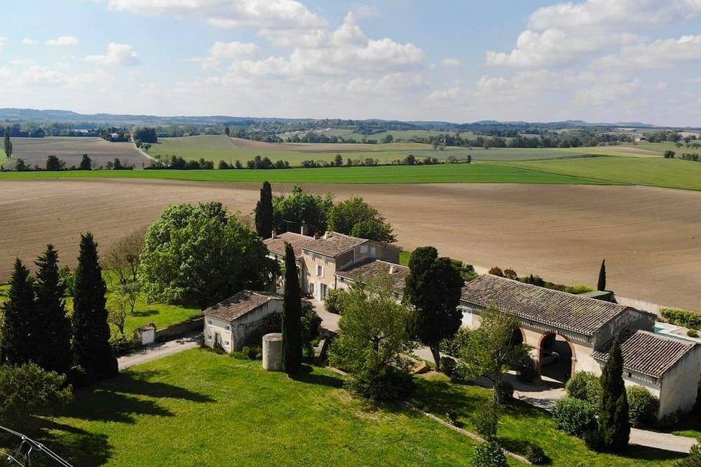Lauragais farmhouse in the countryside, view of the Pyrenees in Souilhanels, Carcassonne region