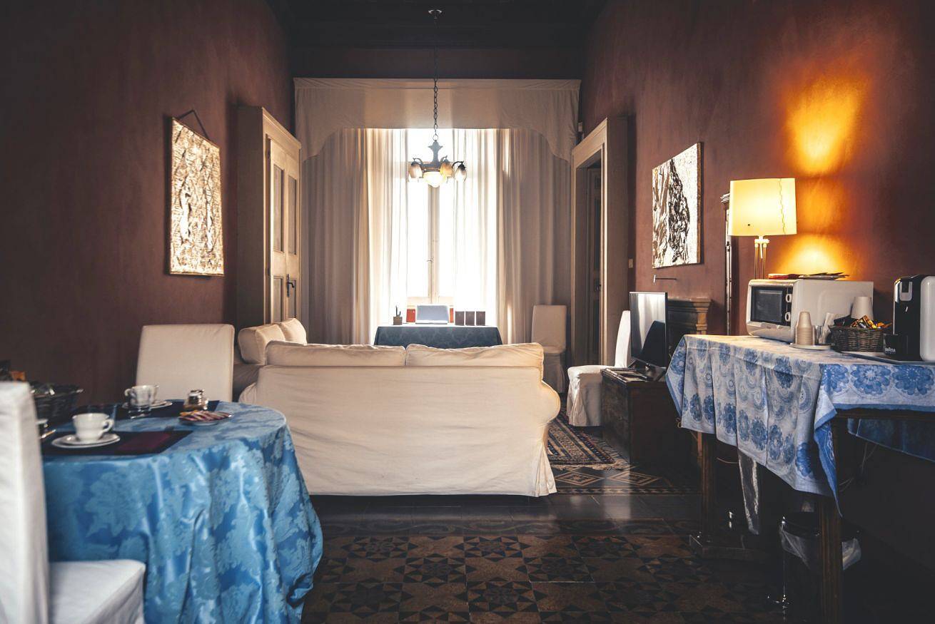 Entire apartment, Conte Giacomo the Blue, lost in time: living room of refined beauty, enormous suite. 7 km from beautiful sea beaches.         in Fermo (Village), Fermo