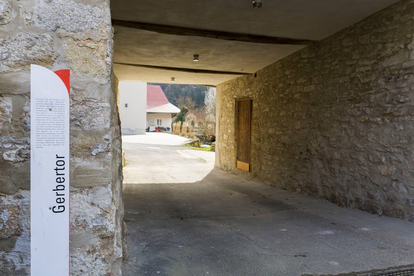 Ferienhaus im Jagsttal: Gerbertor – Urlaub im Denkmal mit Wiese und Bachlauf in Dörzbach, Taubertal