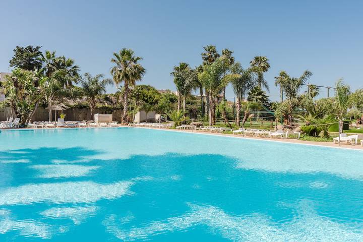 Wohnwagen für 6 Personen, mit Garten und Kinderpool in Mazara del Vallo