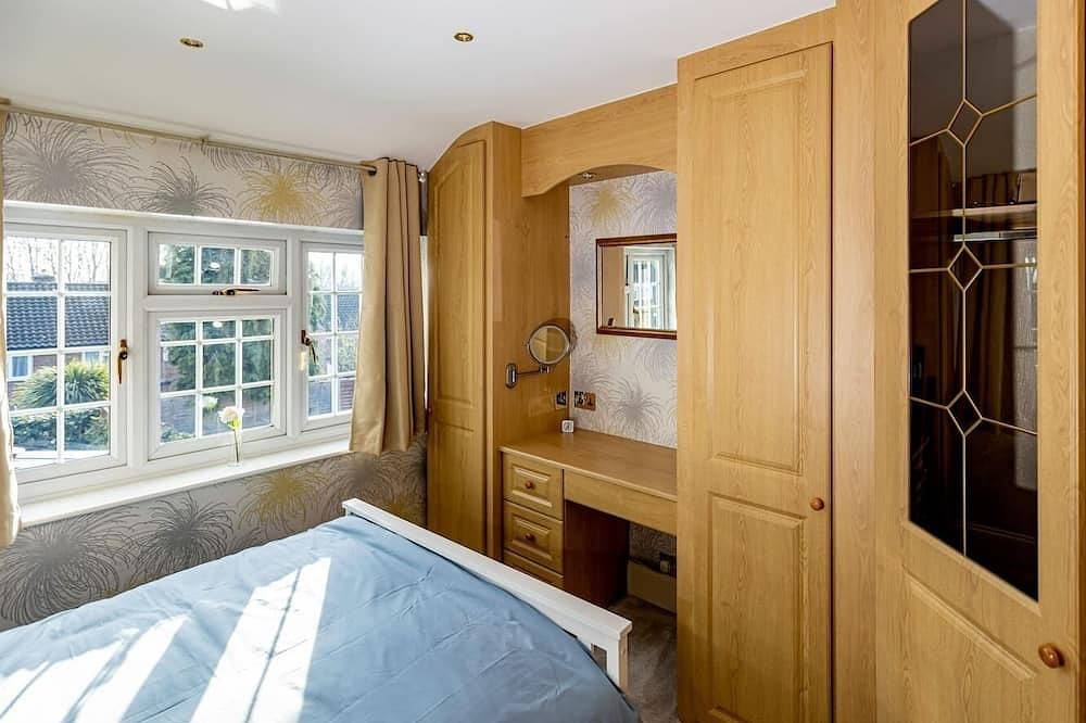 Spacious, clean & comfy 3 bed semi-detached house, in Reading, Berkshire