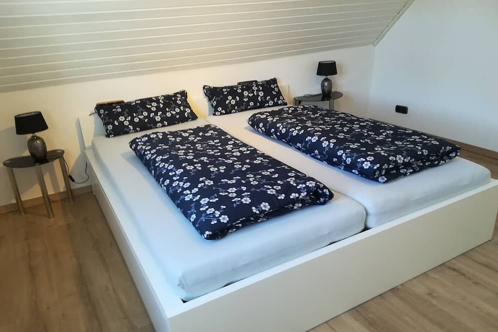 Ganze Wohnung, Fewo mit Bildern von heimischen Künstlern, Balkon und Wlan in Merkendorf, Fränkisches Seenland
