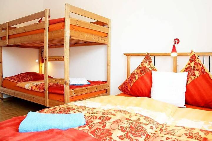 Ganze Wohnung, Nice, centrally located apartments in Cologne, tram stop in front of the door. in Rodenkirchen, Köln