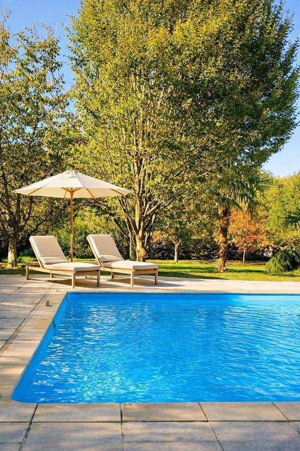 Location de vacances pour 2 personnes, avec vue et sauna ainsi que piscine et jardin à Saint-Estèphe (Dordogne)