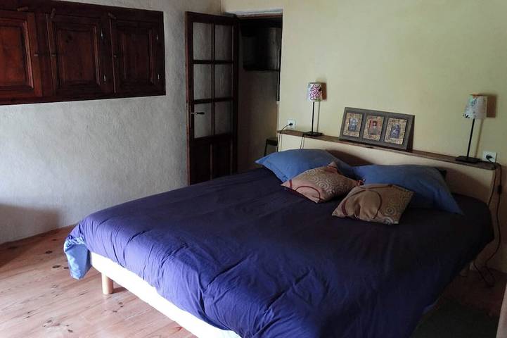 Gîte pour 8 personnes, avec jacuzzi ainsi que jardin et piscine à Bourrou - 4