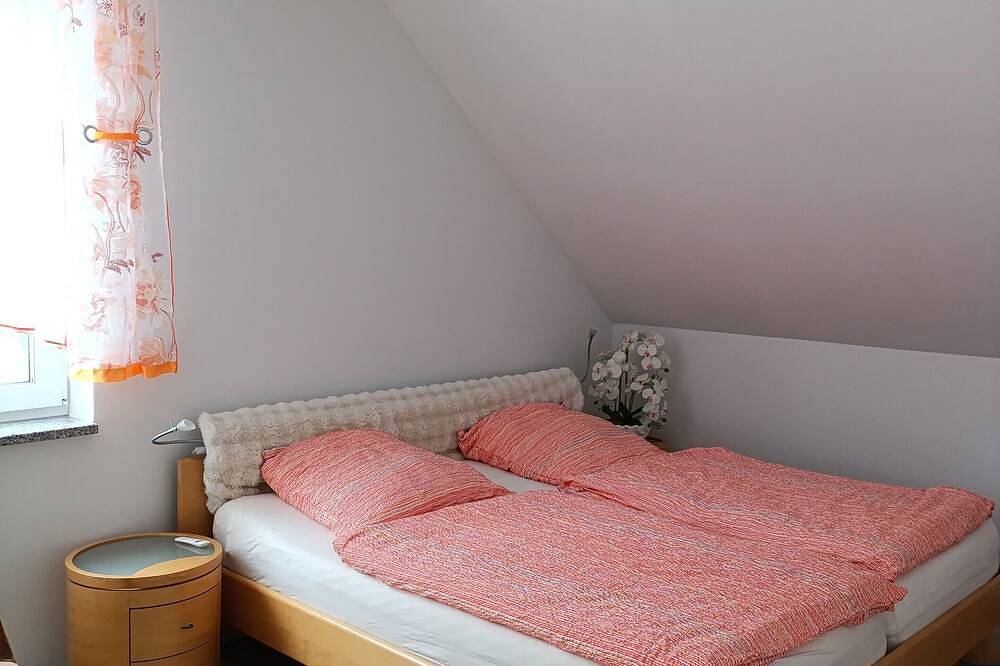 Moderne Doppelhaushälfte mit überdachter Terrasse und eingezäunten Garten. in Baunatal, Hessisches Bergland