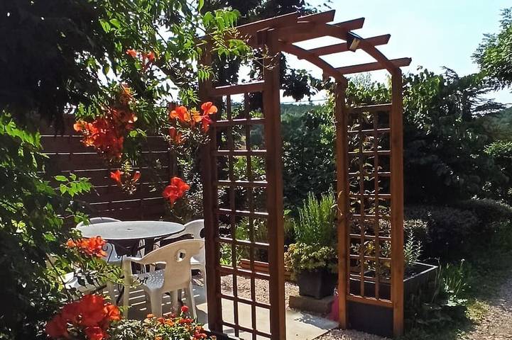 Location de vacances pour 4 personnes, avec Piscine à Villeneuve-de-Marc