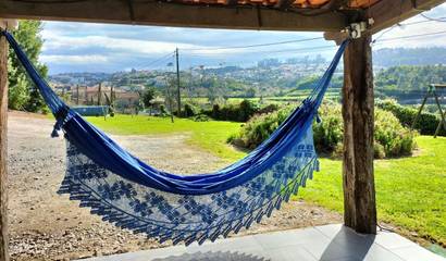 Location de vacances pour 10 personnes, avec jardin ainsi que vue et piscine à Paredes