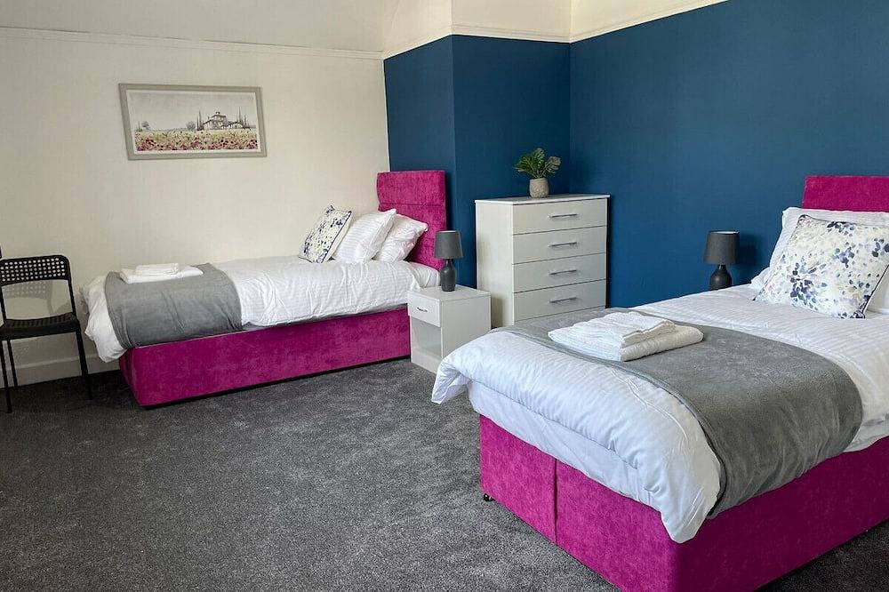 Birch, 7 Large Bedrm, Sleeps 14 in Birmingham, Birmingham e dintorni
