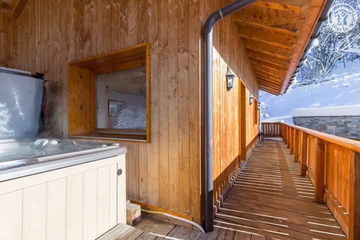 Chalet pour 10 personnes, avec Balcon ainsi que Jacuzzi et Terrasse à Les Allues