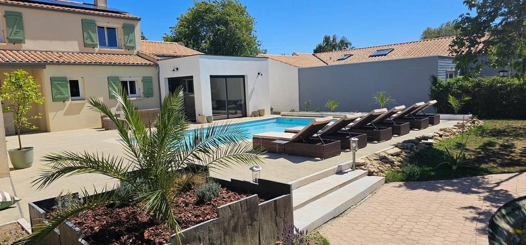 Chambre d’hôte pour 2 personnes, avec vue et piscine ainsi que jardin et terrasse