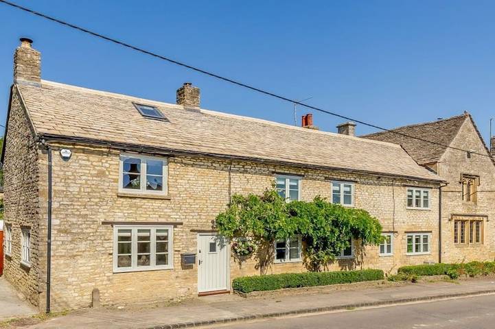 Cottage for 10 people, with hot tub and terrace as well as garden, with pets in The Cotswolds