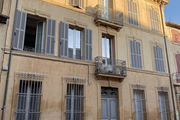 Townhouse with a swimming pool and private garden in Pélissanne, Region de Aix-en-Provence
