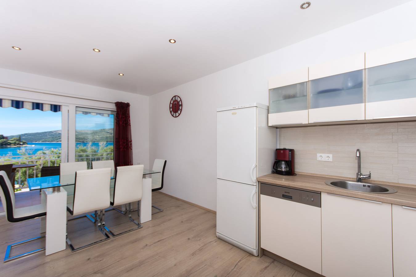 Ganze Wohnung, Neu Beach 4 Star Luxuxwohnung 3 Schlafzimmer, 3 Badezimmer, Freies Schiff Berth in Seget Vranjica, Split-Dalmatien