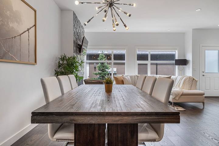 Holiday rental for 10 people, with hot tub in Calgary