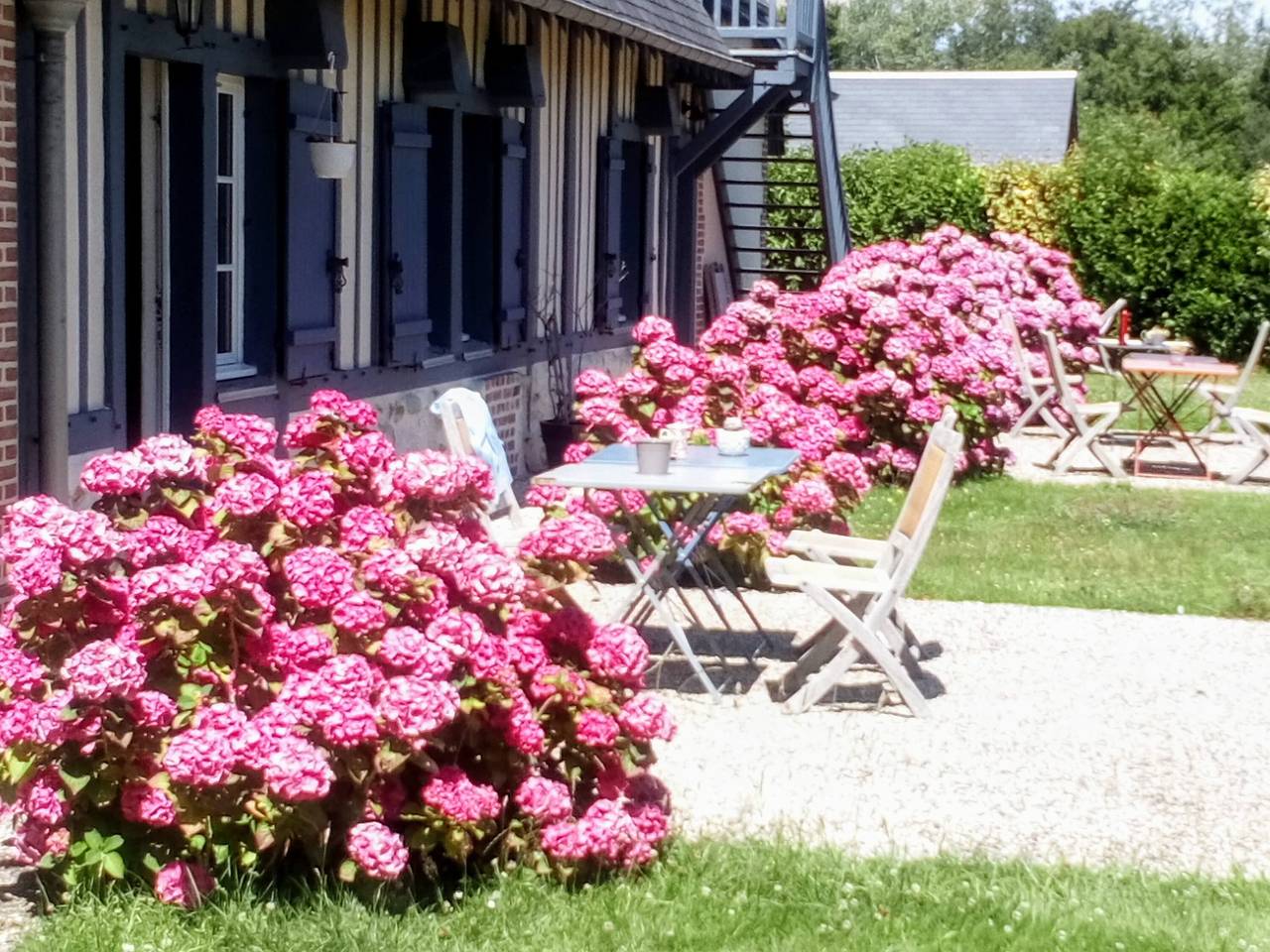 Gästezimmer „Rote Mohnblumen“ mit gemeinsamer Terrasse, Garten und Wlan in Honfleur, Lisieux und Umgebung
