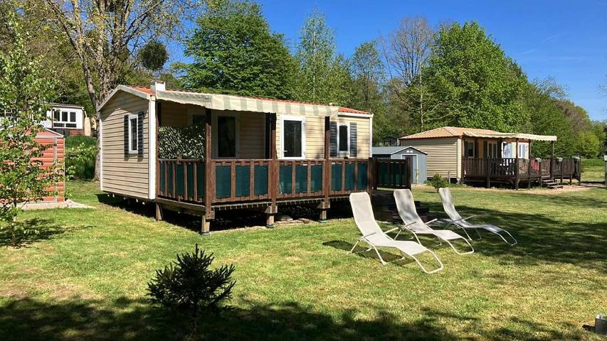 Camping pour 4 personnes, avec Terrasse et Jardin ainsi que Piscine et Vue sur le lac